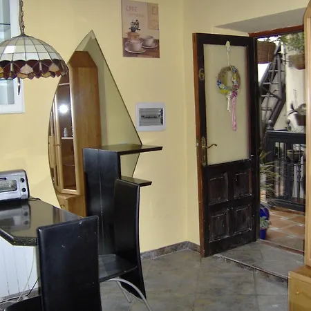 Guenstiges An Der Strasse דירה